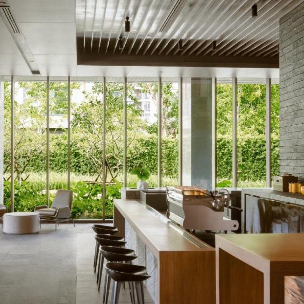 Kimpton Maa-Lai Bangkok poolside Social Hour — daily complimentary drinks for solo travellers