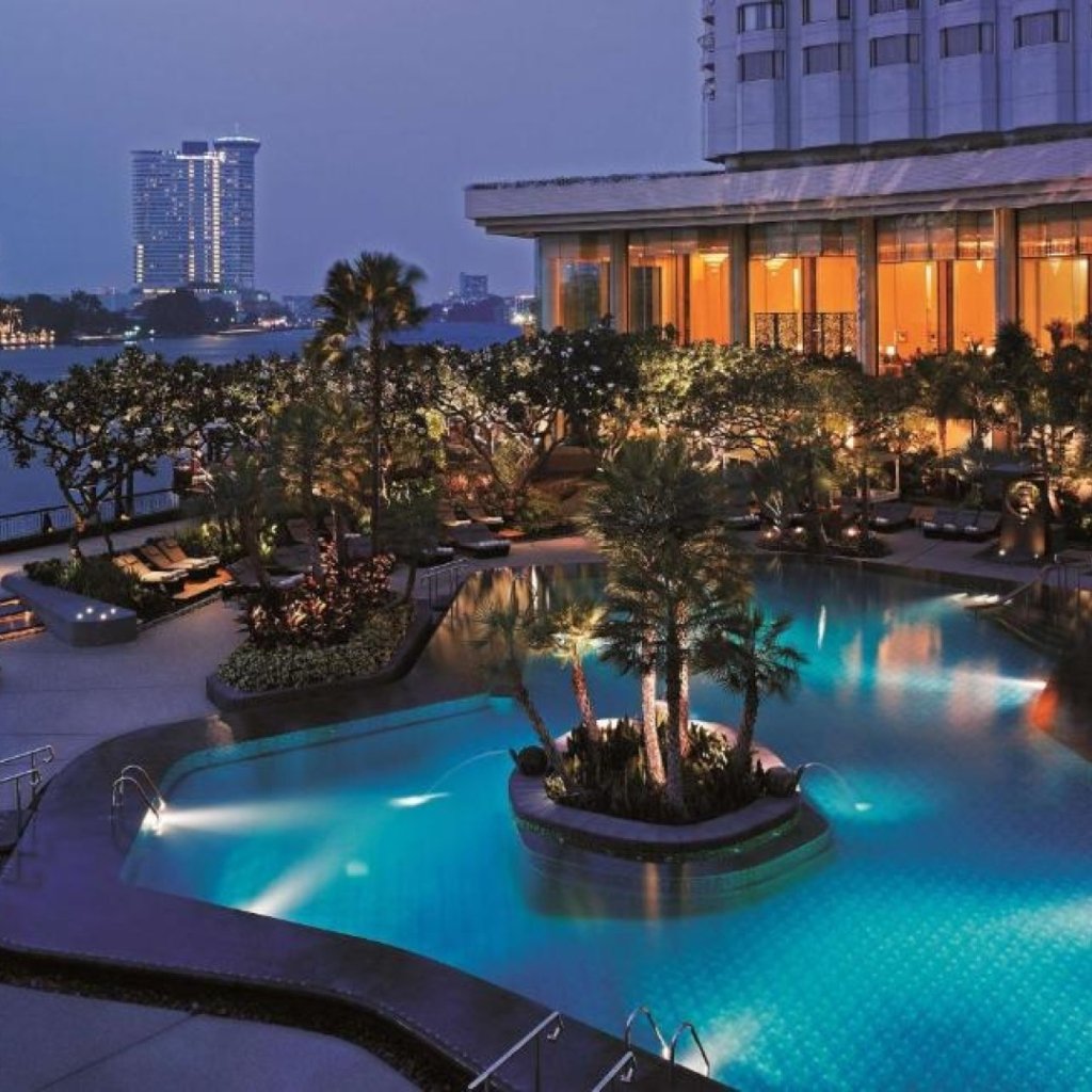 Shangri-La Bangkok outdoor pool overlooking the Chao Phraya River